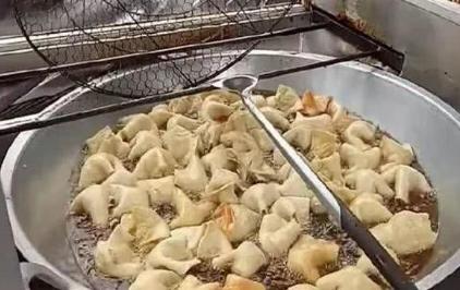 小伙街头卖小吃10元1个日卖400个,6旬大妈摆摊卖小吃一天卖300份