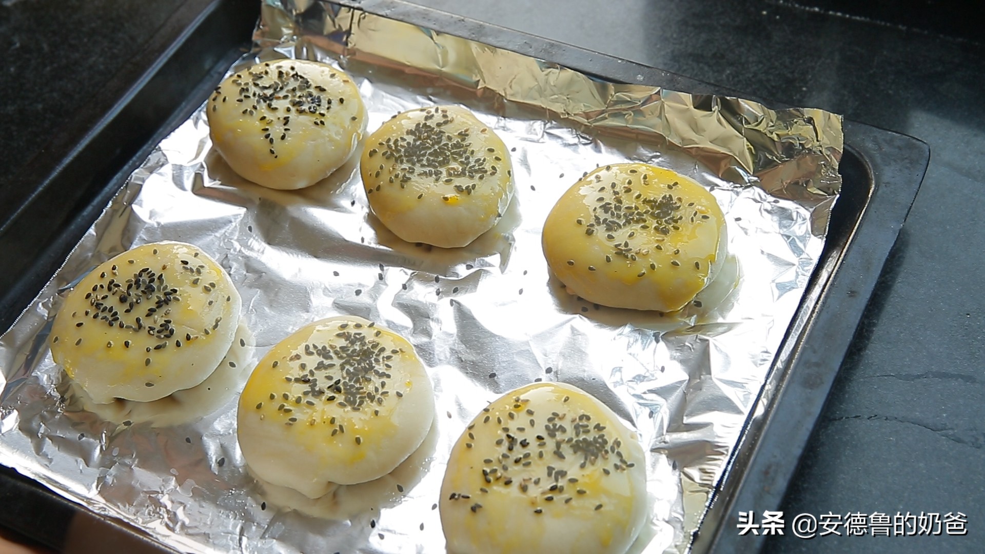 奶爸分享肉酥饼脆的掉渣色泽油亮馅料咸鲜的香气一下散发出来