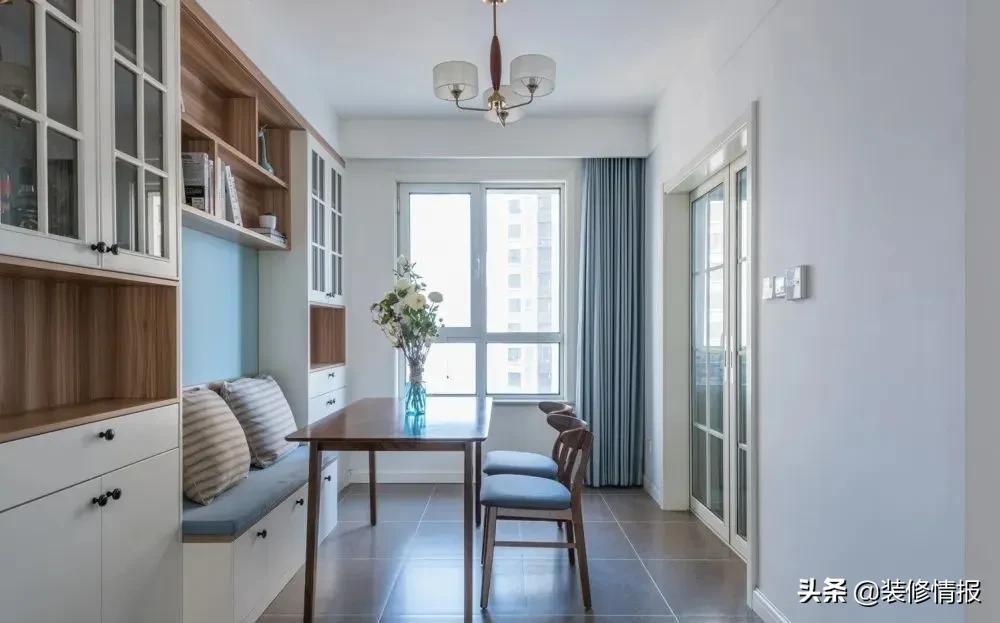 进门就是客餐厅一体卡座设计,餐厅全卡座设计效果图