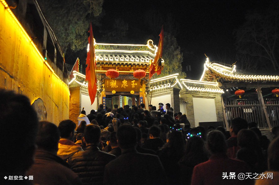 甘肃天水数万民众“上九朝观”祈福纳祥争烧头柱香！（组图）