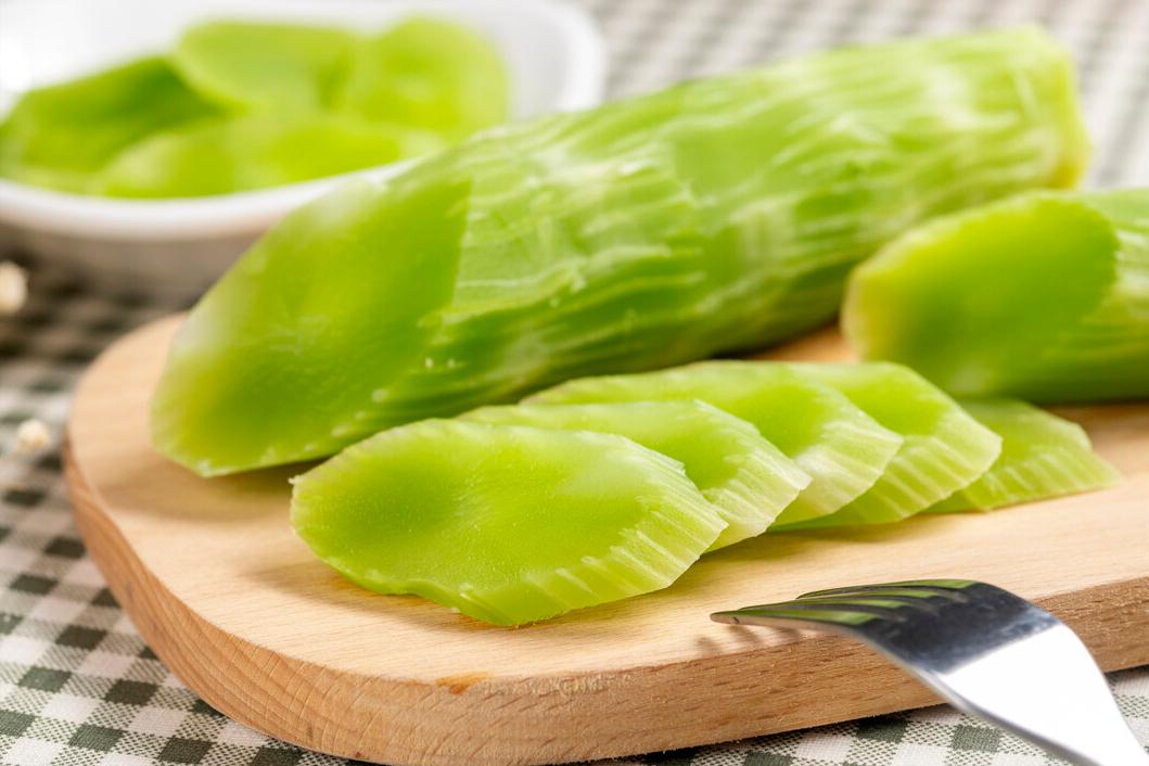 炒莴笋时莴笋清脆不发黑的小妙方,腊肠炒莴笋做法莴笋要不要先焯水