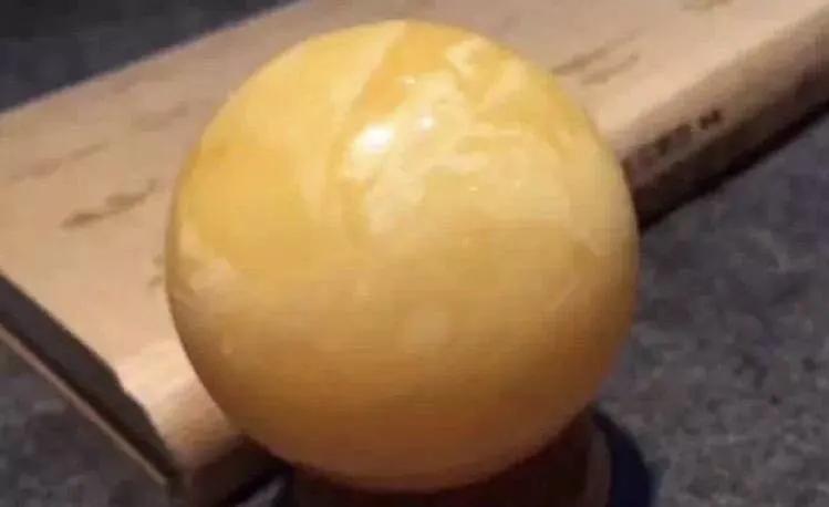 怎样鉴别鸡油黄蜜蜡的真假,真正的鸡油黄蜜蜡珠子图片