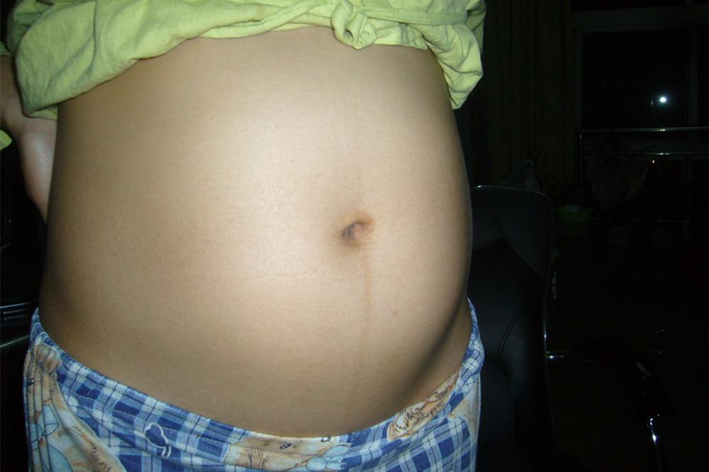 胎动一直在右边宝宝是什么姿势,宝宝在左边胎动明显说明什么