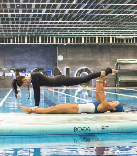 张天爱黑色连体衣超显瘦,张天爱白色西装造型小又美又飒