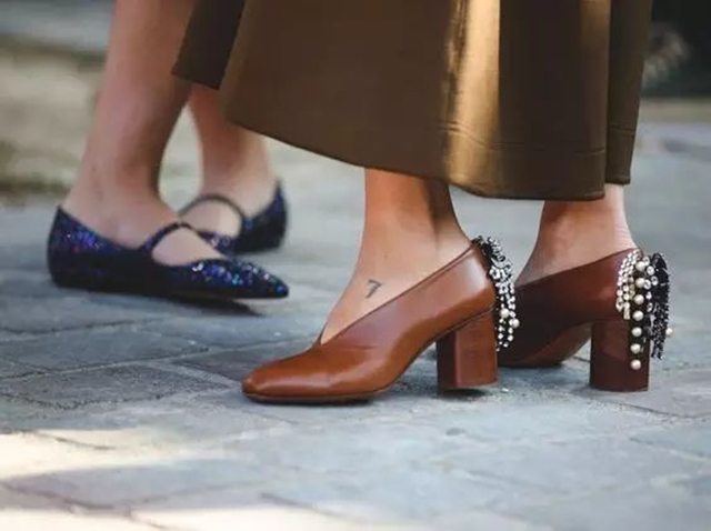 穿流行的奶奶鞋怎么穿不显老,适合脚宽的奶奶鞋测评