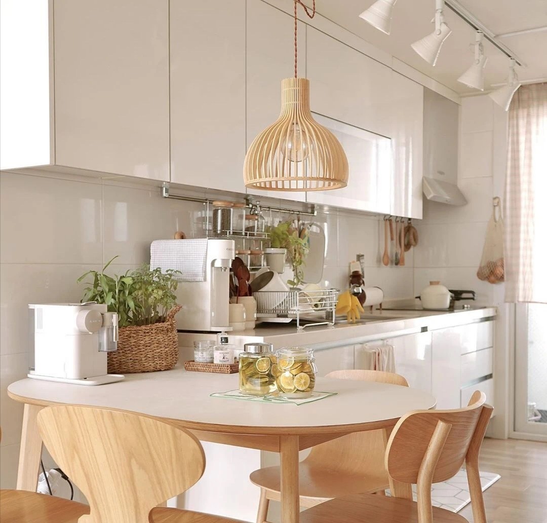 会做饭也会收拾，米白原木色，简简单单不混乱，收住一家人的心