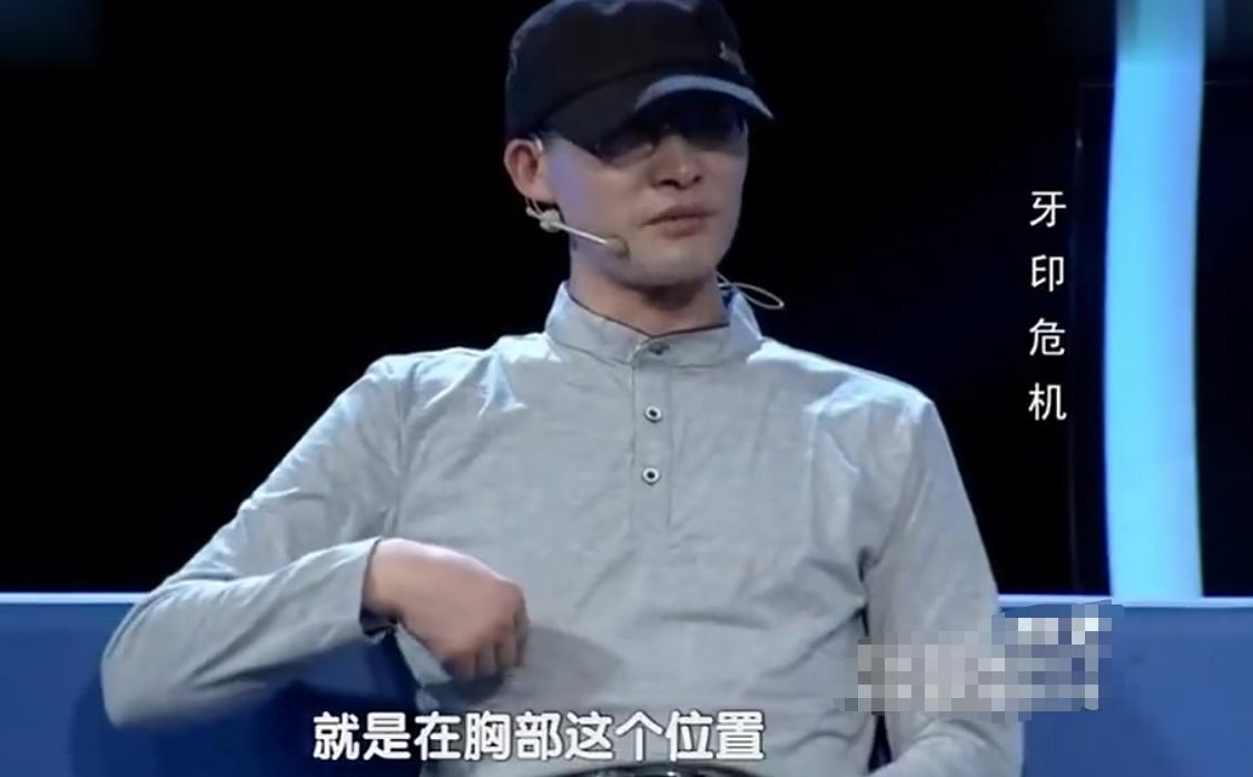 丈夫“辛苦养家”，两人视频妻子胸口突现牙印，丈夫当场发飙