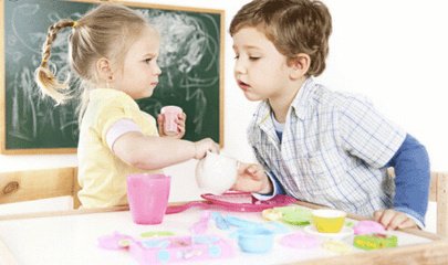 “把你家奔驰借我开吧，不分享？你真小气！那孩子玩具不是一样吗