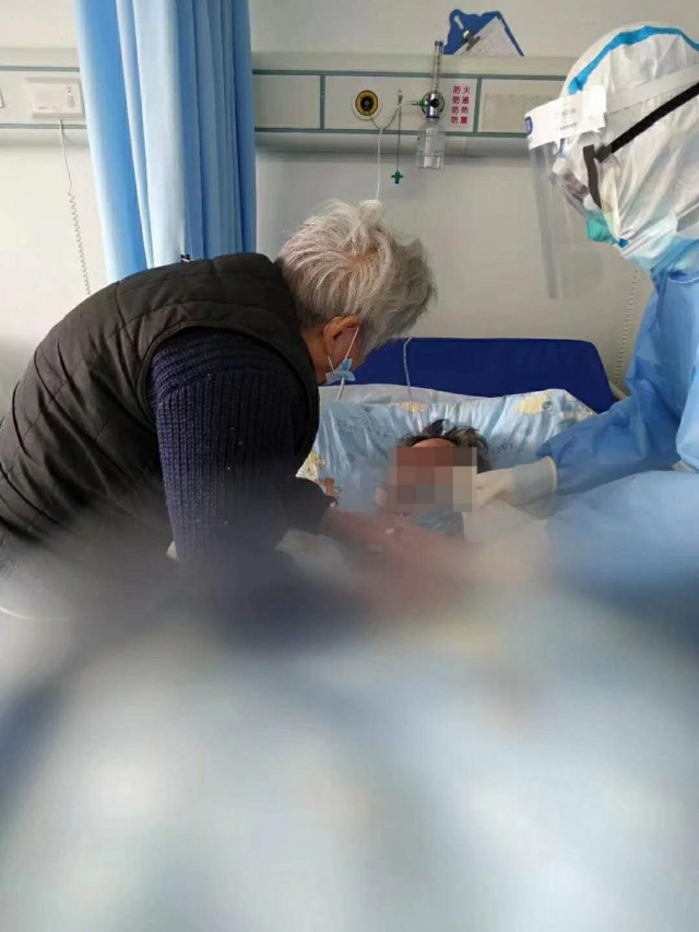 80岁老夫妻重逢,七旬夫妻病房相逢