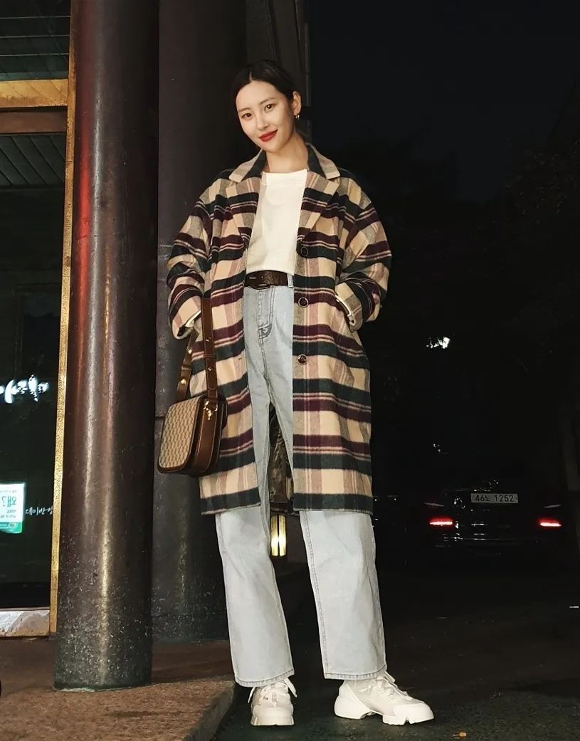 黑白格纹大衣怎么搭配好看,戴帽子黑白格纹大衣怎么搭配好看