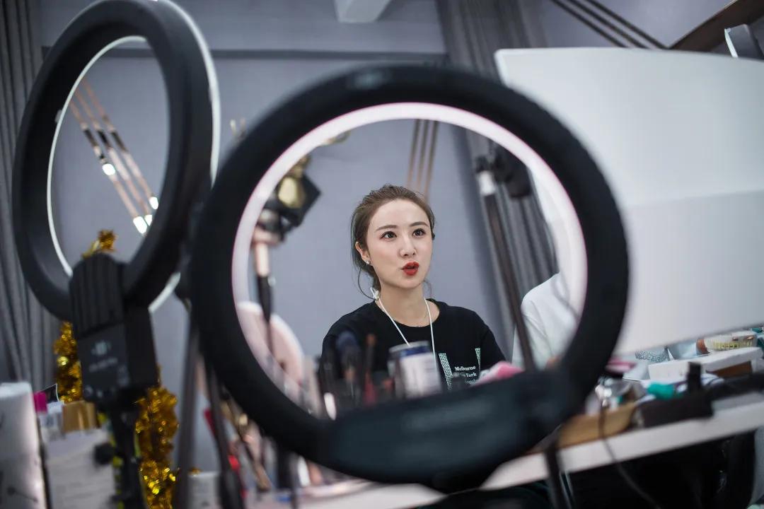 董事长前妻套现近1亿！搭上“淘宝一姐”薇娅暴涨的它“翻车”了