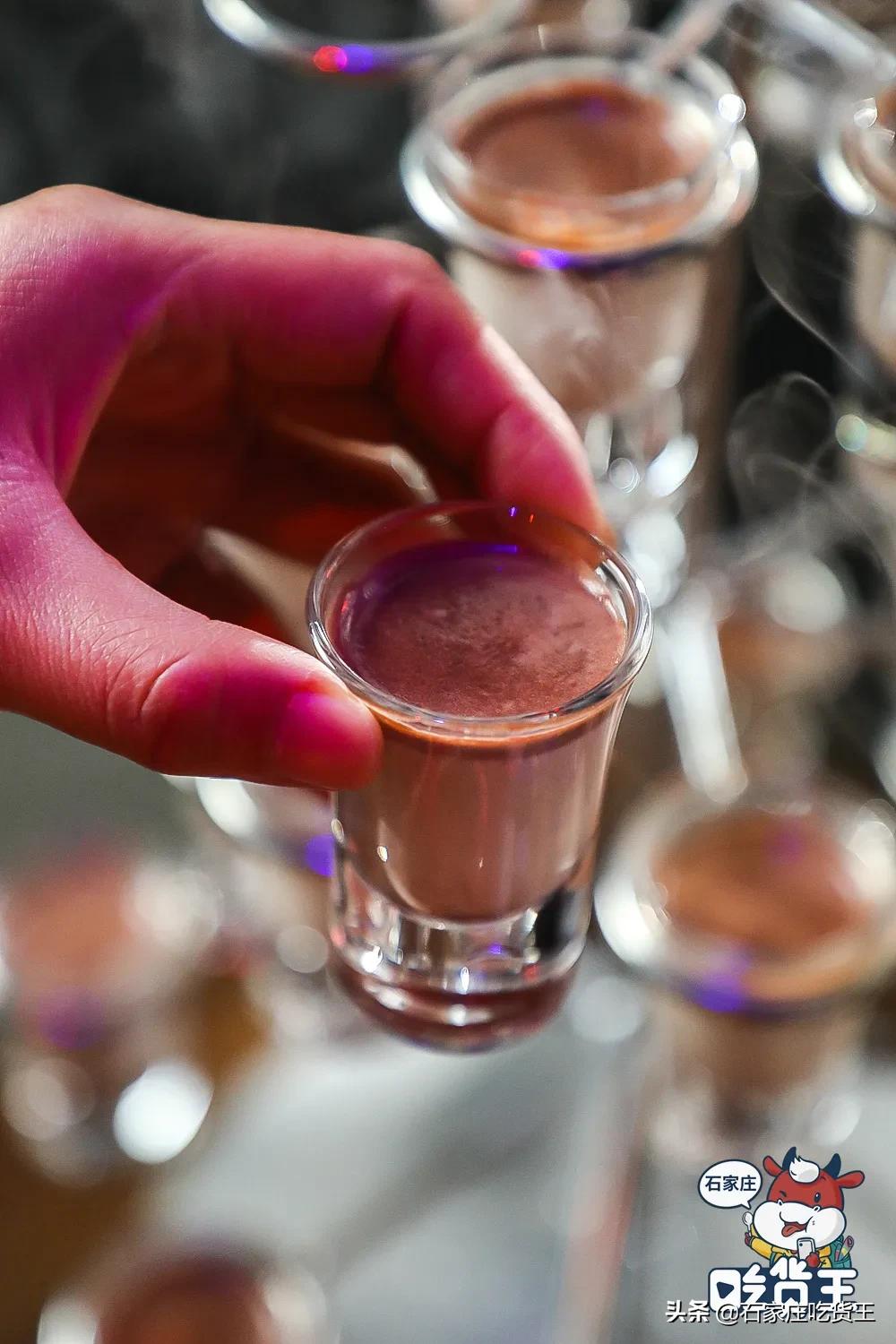 成都贰麻酒馆点啥酒,成都爆火的贰麻酒馆携手泸州老窖