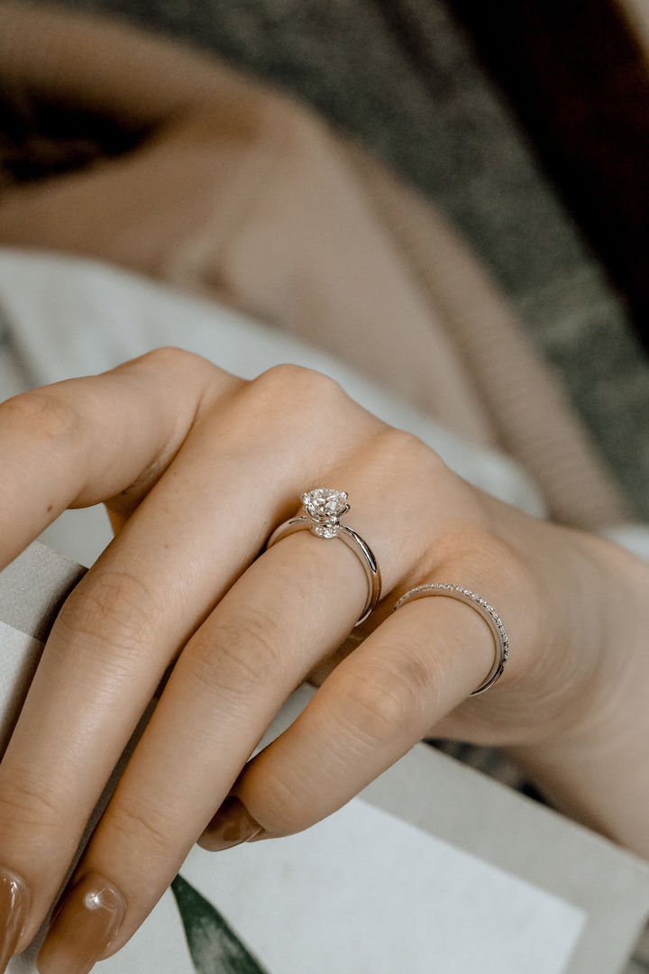 钻戒的戒托一般是什么材质,翡翠戒托一般用什么材质