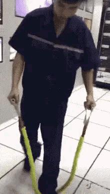 gif搞笑动图给我两块钱,把钱买完的搞笑图片