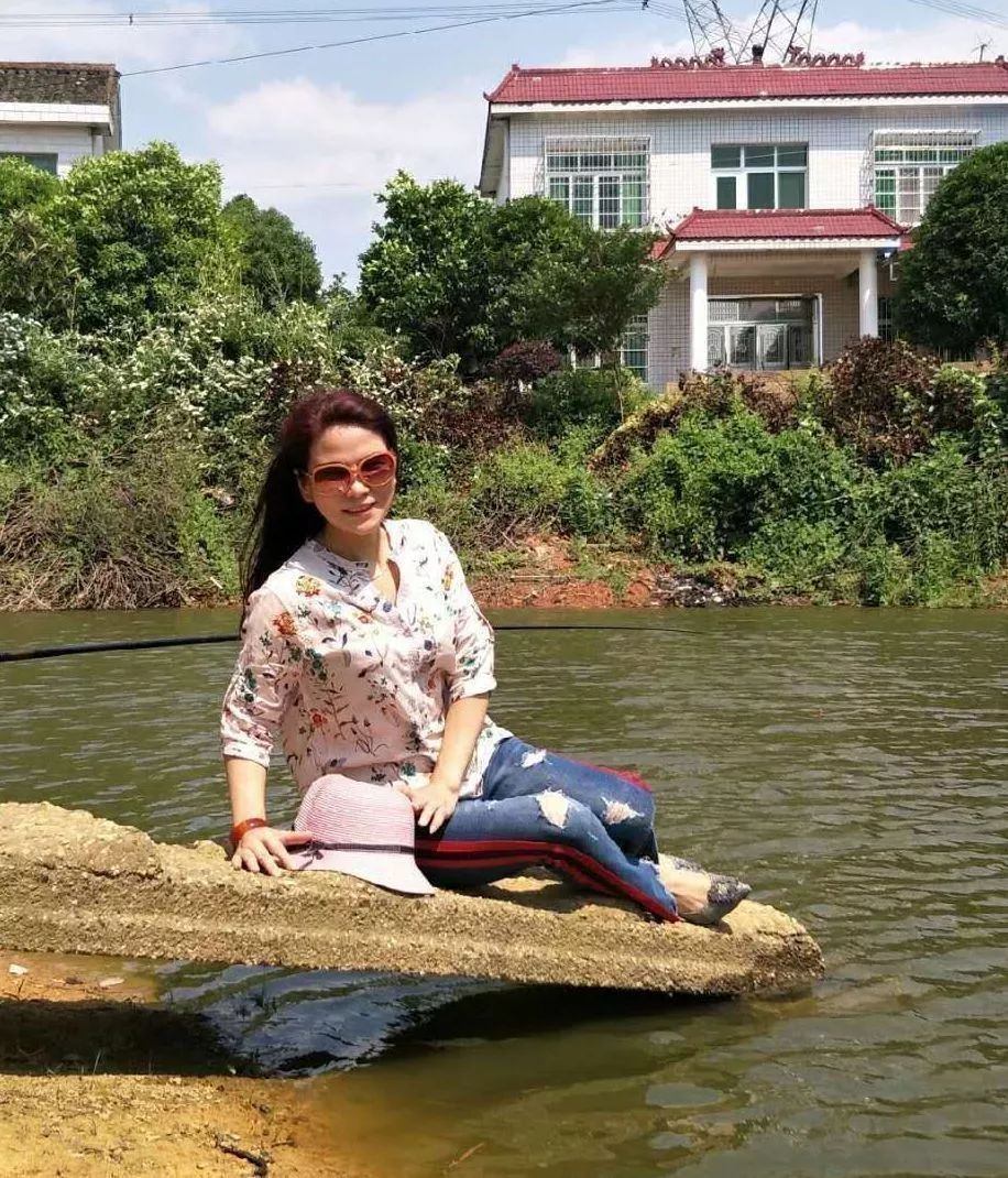 中国大妈旅游标配动作合集,中国大妈旅游拍摄姿势