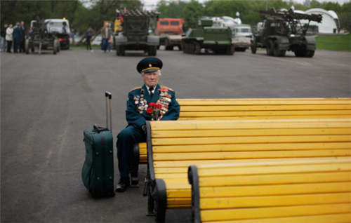 金星奖章被誉为苏联英雄的象征，42位外国人也最终有幸获得