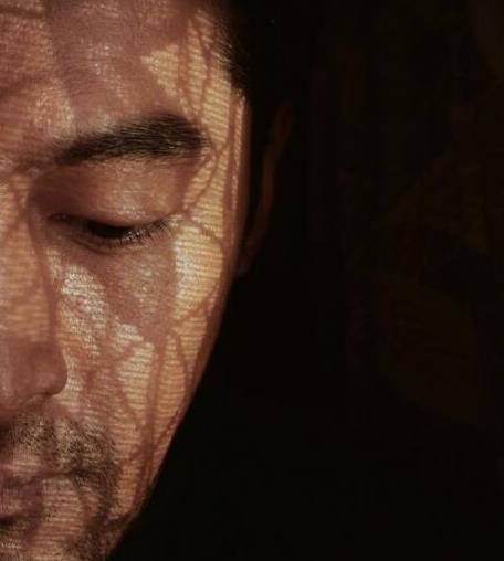 胡歌深夜发文称对不起好多人,胡歌深夜晒自拍再发文