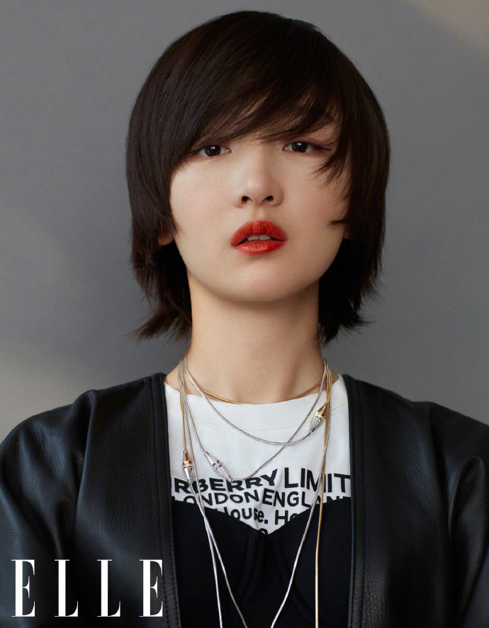 周冬雨伦敦时装周观秀造型,周冬雨elle封面蓝发造型大片