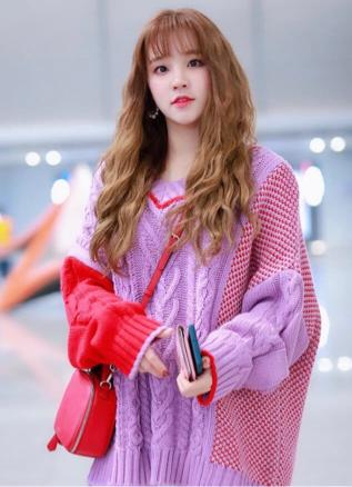 宋雨琦原来衣品这么赞，一件Oversize粉紫色毛衣，大秀美腿
