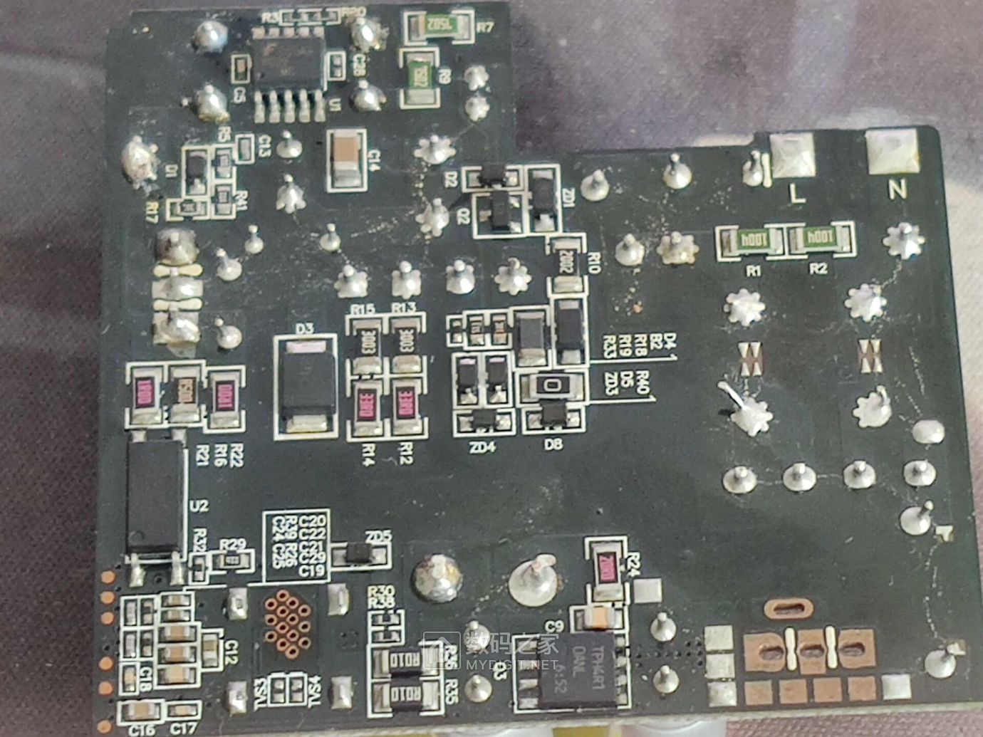 小米22.5瓦充电器拆解,小米120瓦充电器如何拆开维修