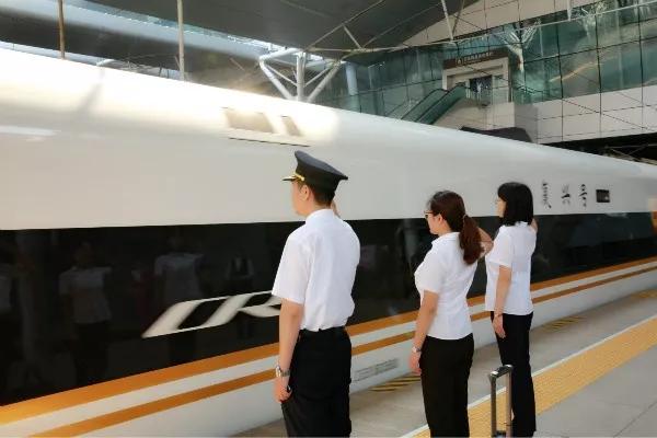 高铁副司机春运夜班的一天,高铁副司机服务春运