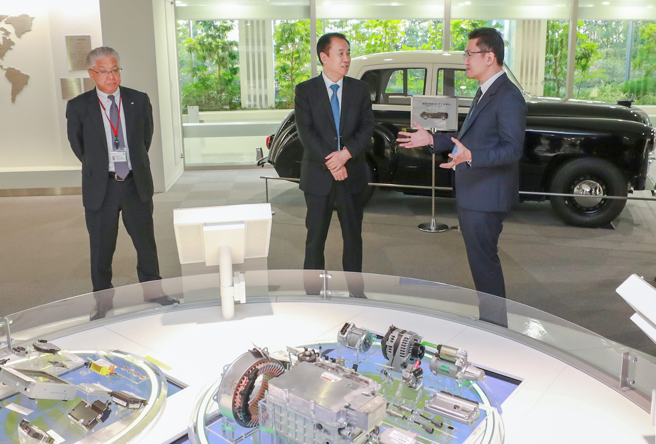 许家印为什么要造汽车,许家印考察世界顶级汽车