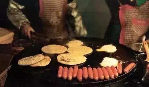 51岁大叔卖鸡蛋灌饼月入三万,51岁大叔直播卖鸡蛋灌饼