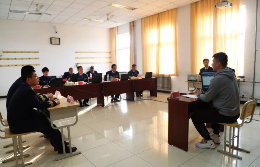 大学生“别出心裁”的简历火了，面试官哭笑不得，还意外被录取了