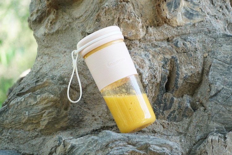 能随身携带的鲜榨果汁机，仅售百元，40秒完成一杯鲜榨果汁