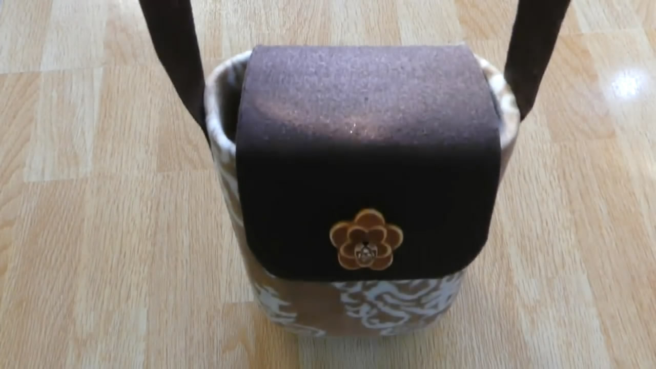 旧衣自制小挎包教程,怎么用塑料袋加塑料瓶做斜挎包