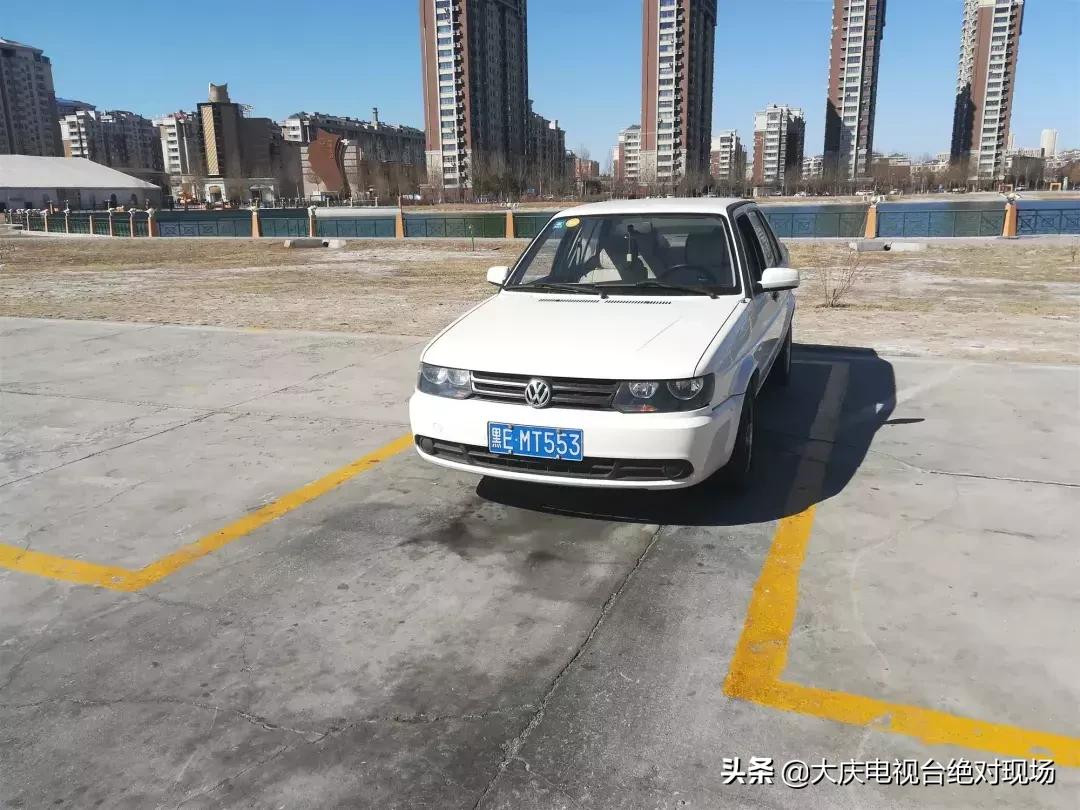 大庆平安驾校湖边停车场内练“倒库”如此练车“平安”吗？