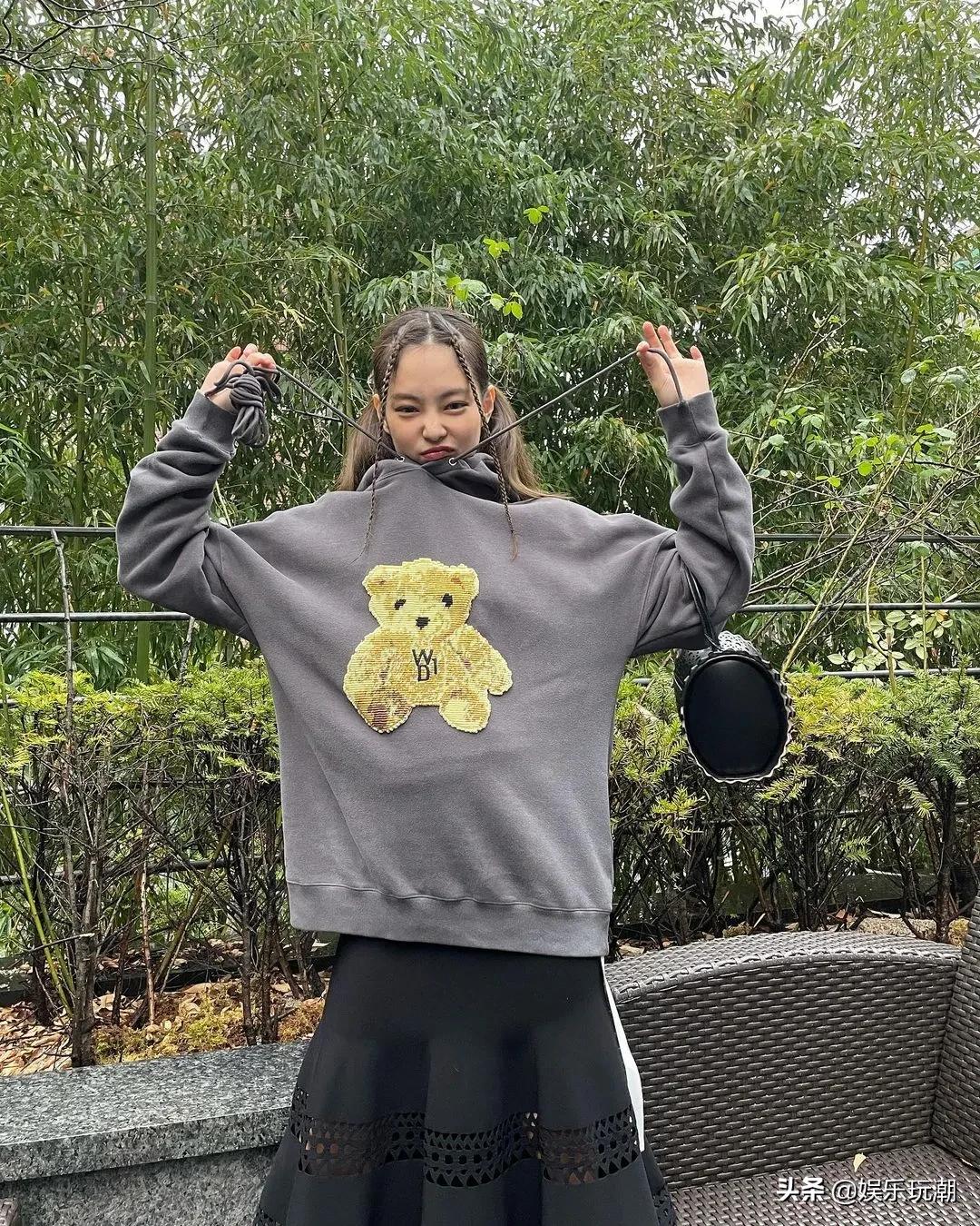 jennie生日应援视频,jennie生日收到粉丝给的白玫瑰