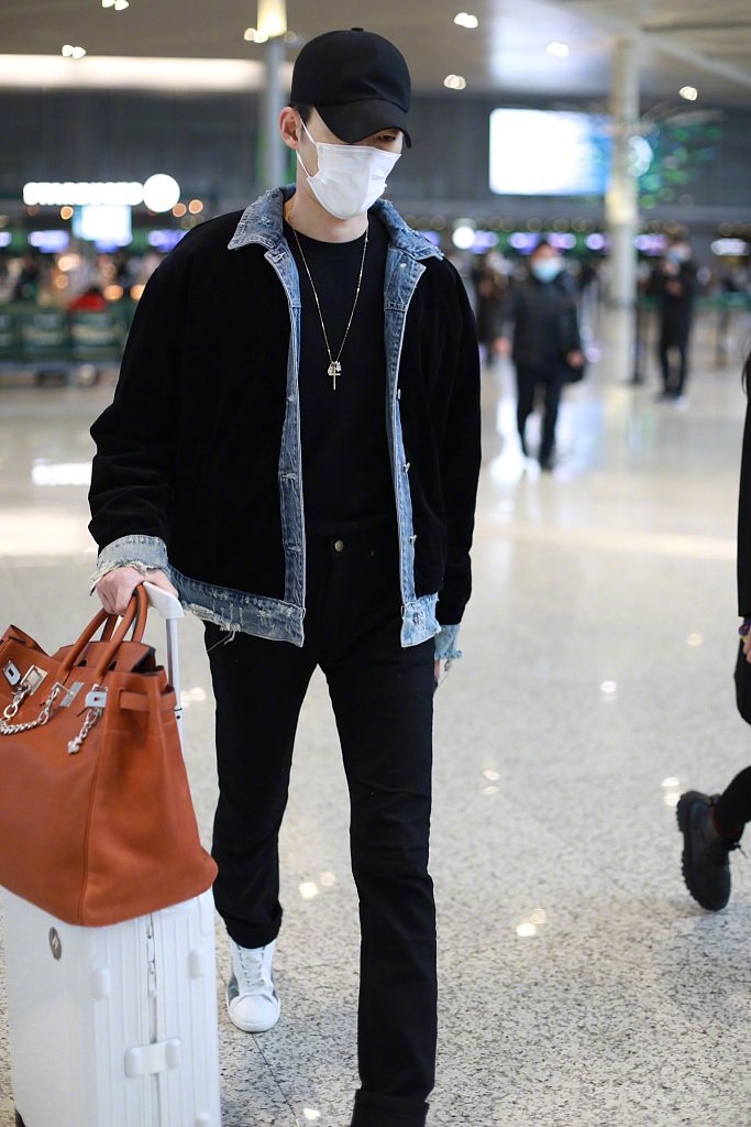 张翰秋装夹克外套全身照片,张翰一身黑衣超有型男气质