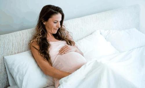 怀孕有褐色分泌物需要注意什么,怀孕中期会有分泌物正常吗