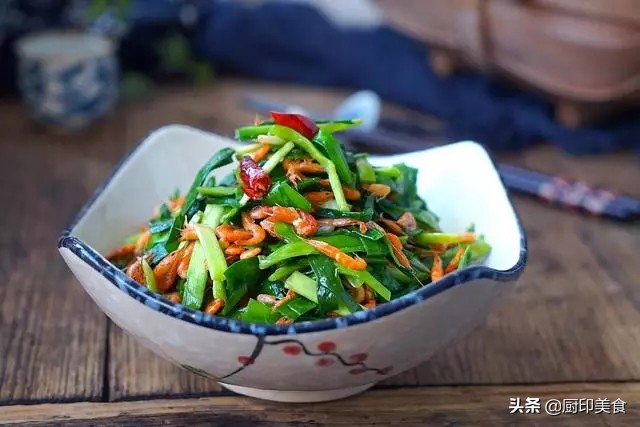 春天怎么少得了这道韭菜炒河虾,河虾的家常做法韭菜炒河虾