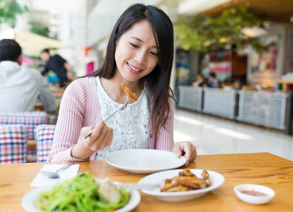 孕期吃不了饭会不会影响宝宝发育,孕妇只吃三餐会不会影响胎儿发育