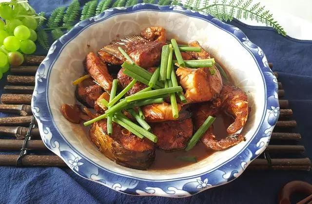 炖鱼需要放什么材料好吃不腥,清炖鱼怎么炖才能没有腥味儿