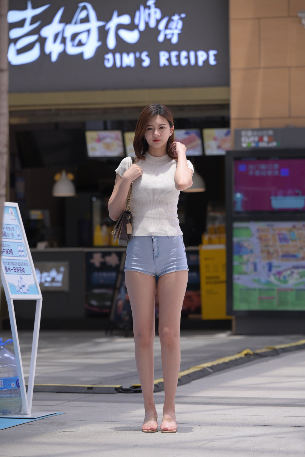 牛仔宽腿短裤如何搭配上衣,牛仔短裤穿搭修身时尚充满活力感