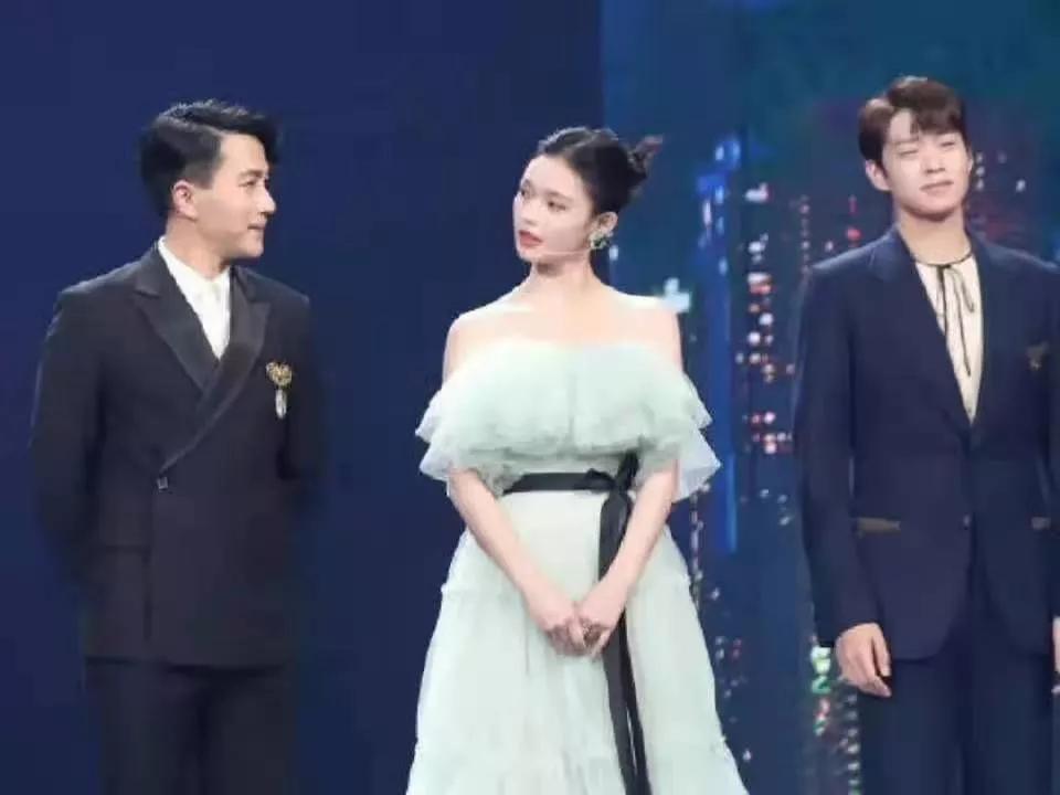 王菲谢霆锋复合回忆坎坷情史,谢霆锋王菲罕见世纪同台