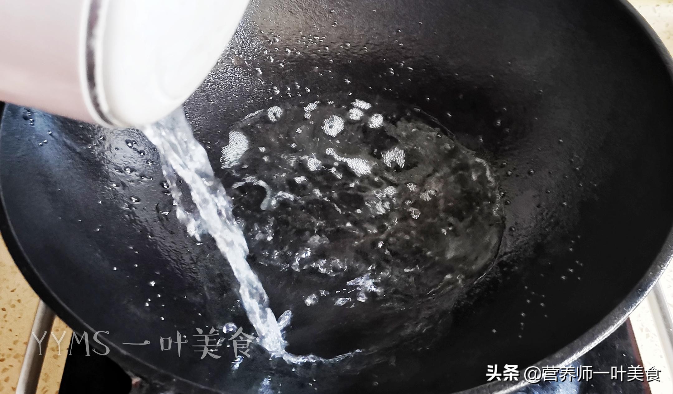 不粘平底煎铁锅开锅的正确方法,铁锅如何煎鱼不破皮视频