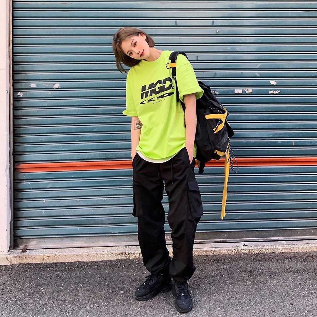 还在穿阔腿裤的你可能不知道，时髦精都悄悄穿起了束脚裤和背带裤