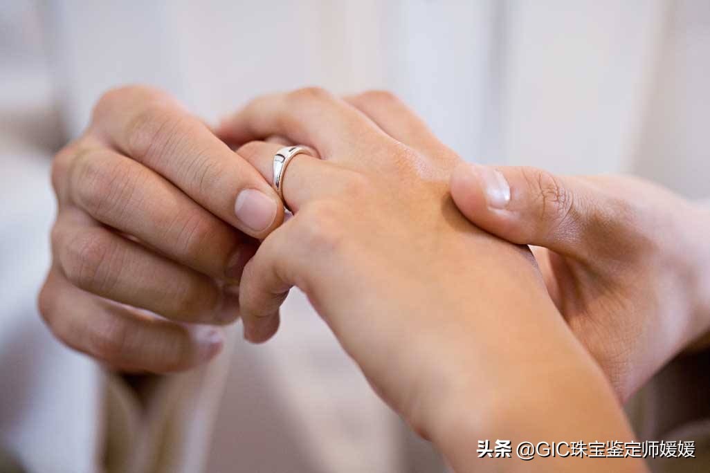 女士钻石婚戒戴哪个手,婚戒除了钻石还能戴什么宝石