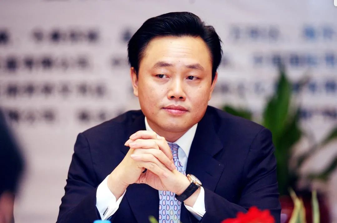 从大战刘强东黄光裕到148亿*身卖**自保，线下零售王者苏宁衰落史