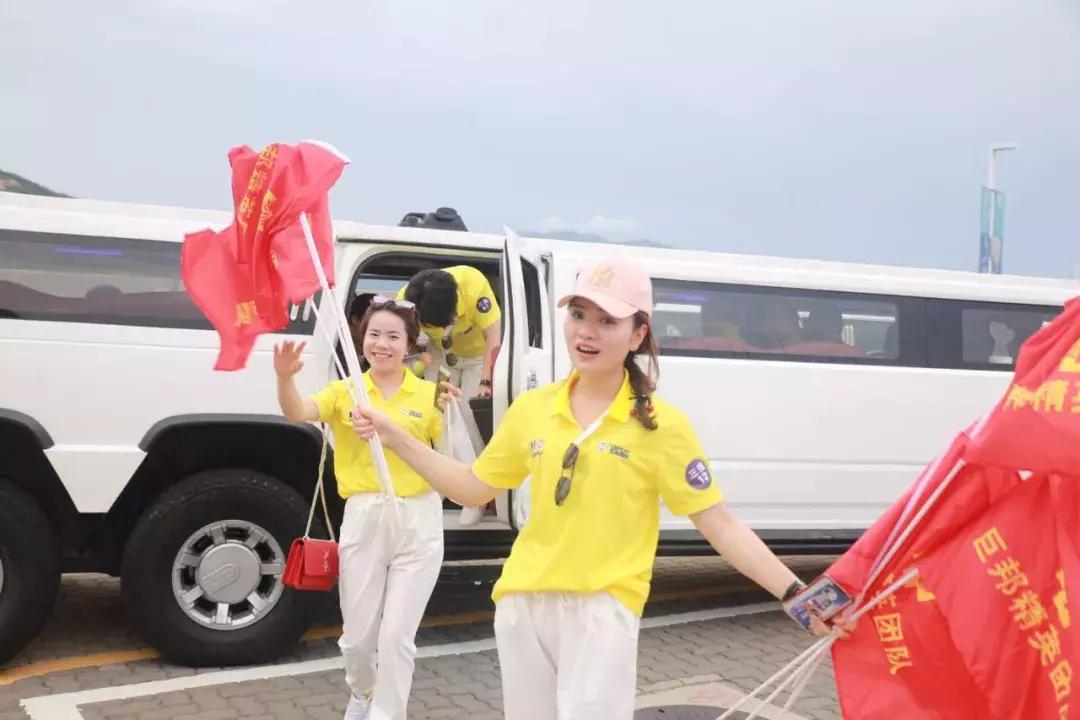 巨邦快乐集结号丨看见了，其中一艘游艇上，是我们的船长大舅哥