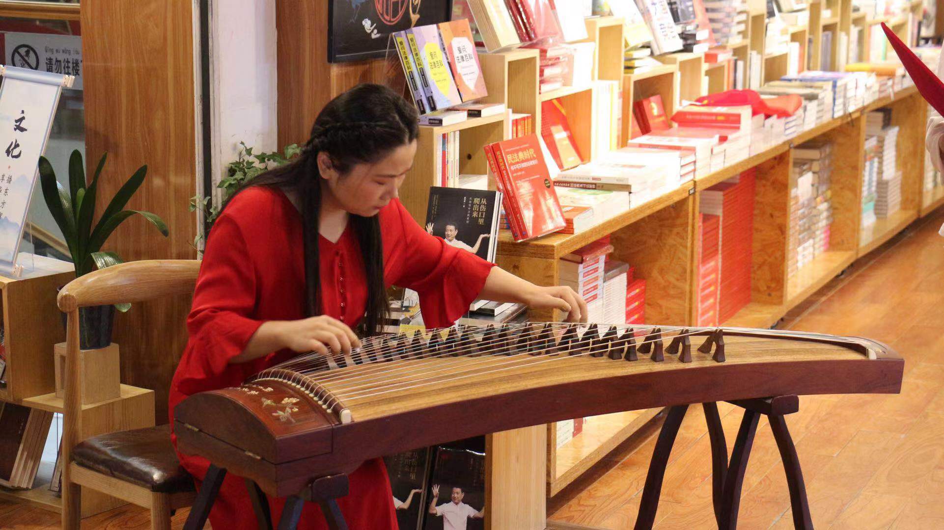 合肥新华书店三孝口店举行《我的祖国》国庆节快闪活动