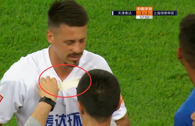 中超再现暴力飞铲天津球员,中超再现离奇失误前锋