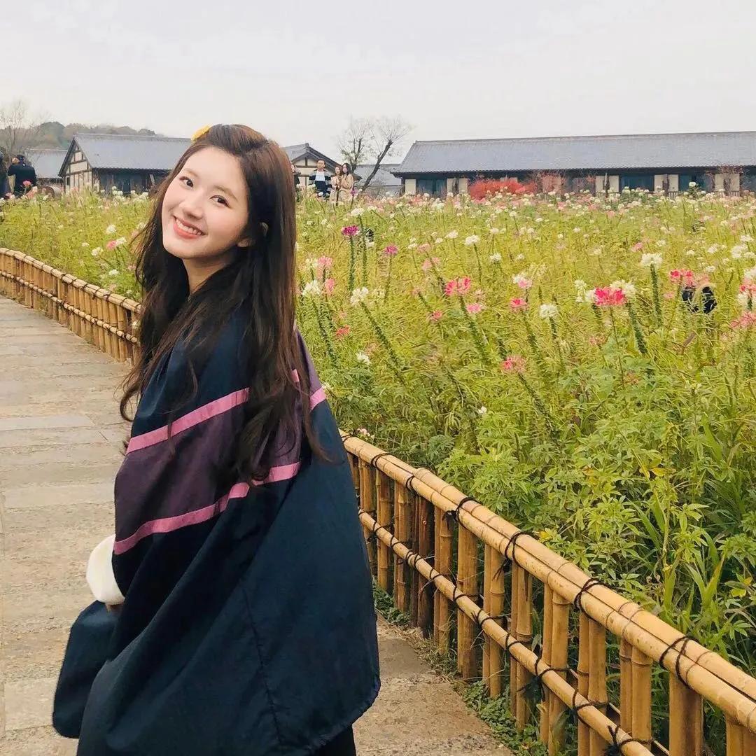 赵露思迪丽热巴闺蜜头像,一半是鞠婧祎一半是赵露思头像