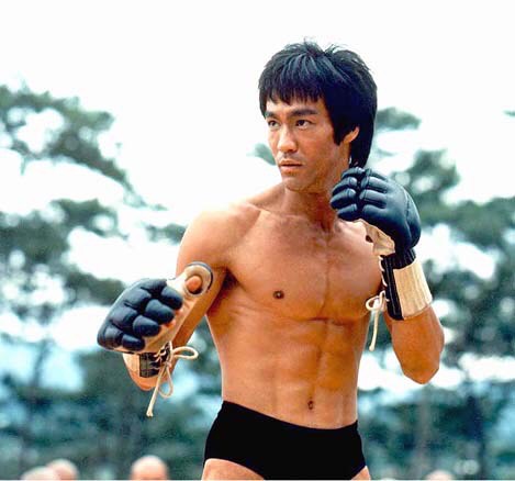 缺乏武德吗？戾气太重的搏击手用足球踢暴打键盘侠，网友：太狠了