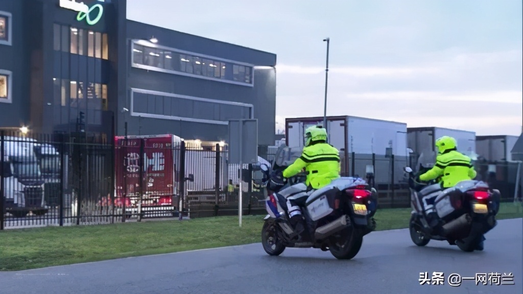 警察护送抗疫物资,警察护送国家物资