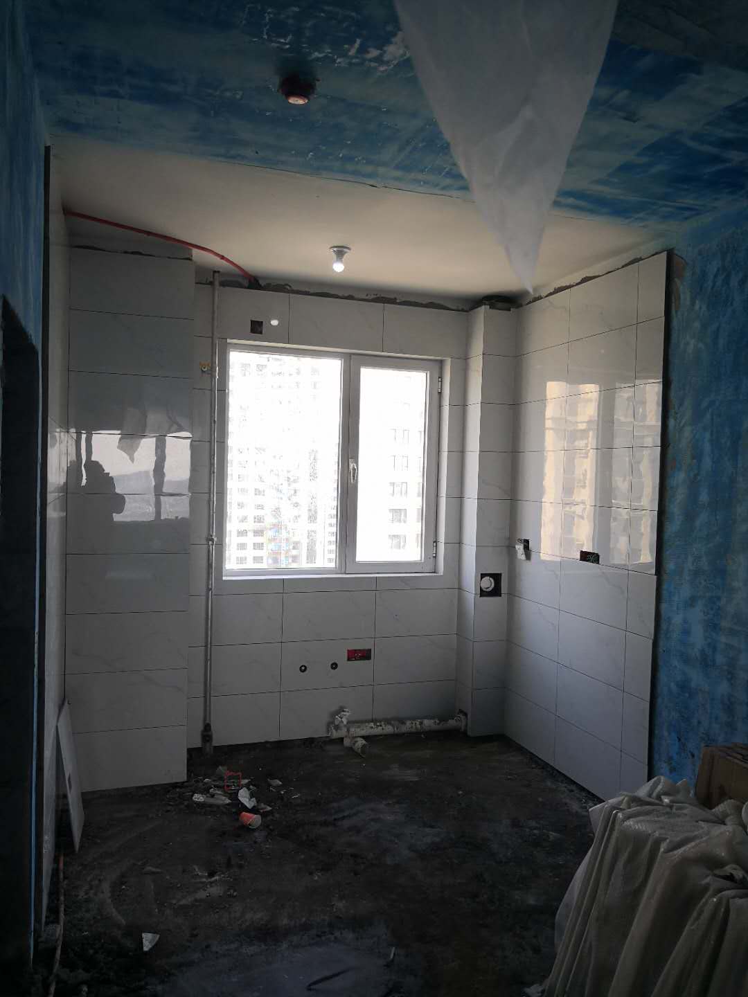 饭店厨房墙面瓷砖怎么贴价格最省,厨房墙壁贴砖多少钱一平方